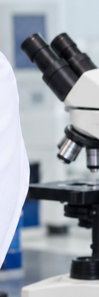 Microscopio y mesón de trabajo en el laboratorio